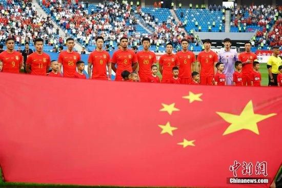 《阿丽塔：战斗天使》的剧情设定于末世背景下的未来，以一名重生改造人的视角探索这个现实而残酷的世界，同时也加入对于人性善恶的思考